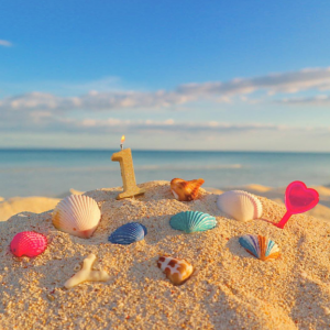 砂浜に貝殻と数字の1のオブジェ